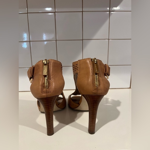 Louise et Cie taupe tan open toe pumps with gold buckle and zipper Size 6 EUC - Picture 5 of 7